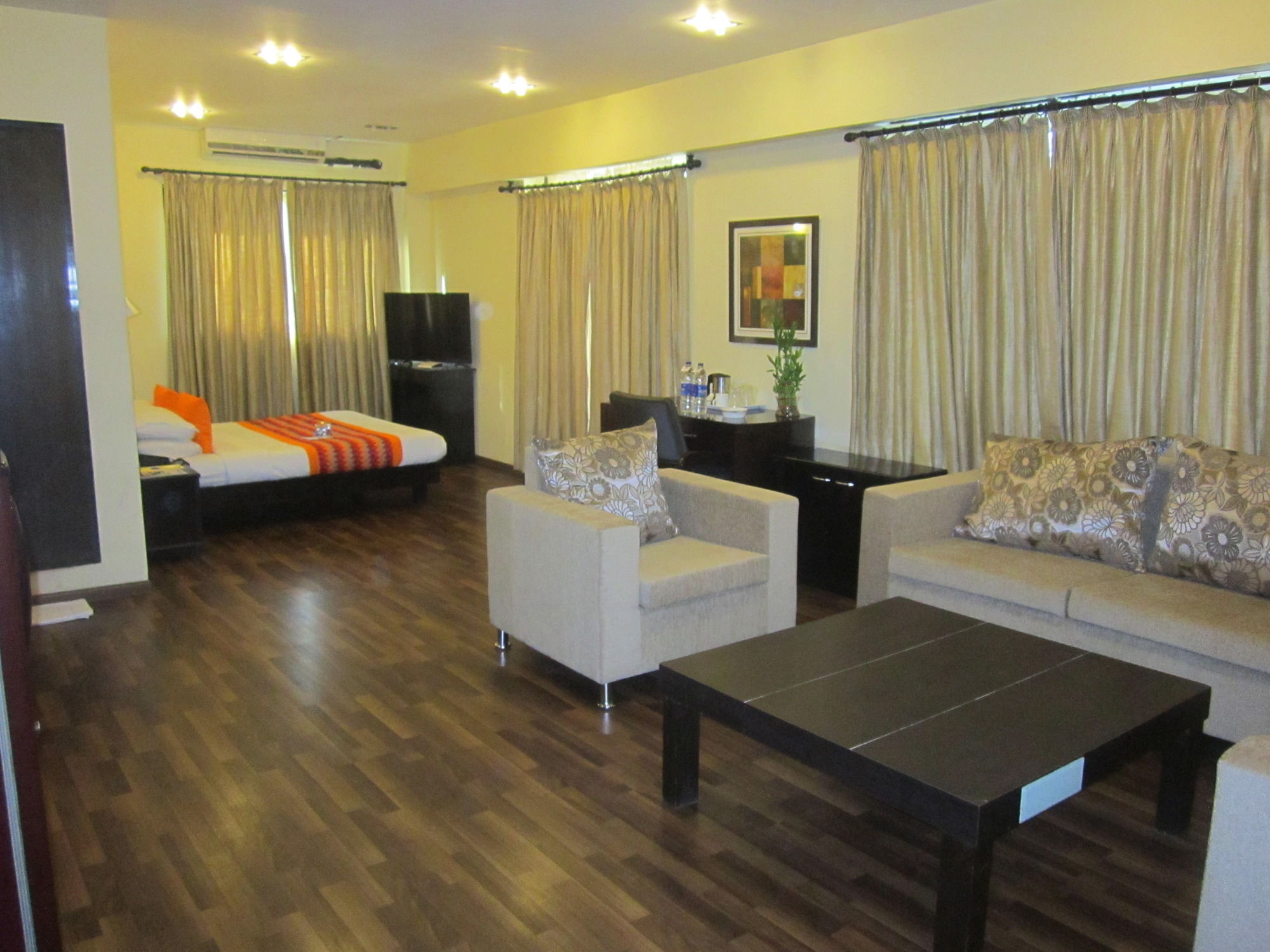 Hotel Orritel West Мумбай Екстериор снимка